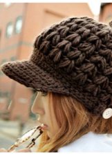 Зимова кепка (71 фото): жіночі хутряні моделі з козирком, бейсболки, з одворотом і вушками, в’язана, з нерпи та шкіри