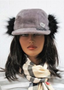 Зимова кепка (71 фото): жіночі хутряні моделі з козирком, бейсболки, з одворотом і вушками, в’язана, з нерпи та шкіри