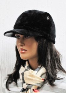 Зимова кепка (71 фото): жіночі хутряні моделі з козирком, бейсболки, з одворотом і вушками, в’язана, з нерпи та шкіри