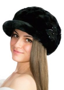 Зимова кепка (71 фото): жіночі хутряні моделі з козирком, бейсболки, з одворотом і вушками, в’язана, з нерпи та шкіри
