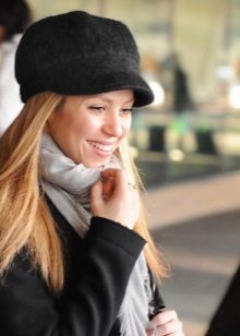 Зимова кепка (71 фото): жіночі хутряні моделі з козирком, бейсболки, з одворотом і вушками, в’язана, з нерпи та шкіри