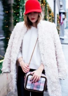 Зимова кепка (71 фото): жіночі хутряні моделі з козирком, бейсболки, з одворотом і вушками, в’язана, з нерпи та шкіри