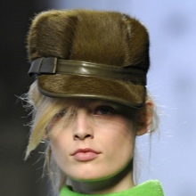 Зимова кепка (71 фото): жіночі хутряні моделі з козирком, бейсболки, з одворотом і вушками, в’язана, з нерпи та шкіри