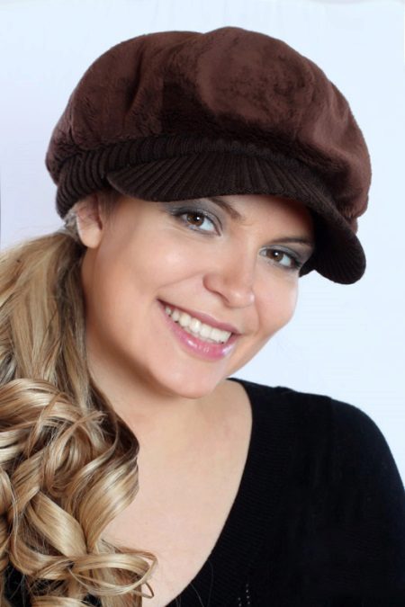 Зимова кепка (71 фото): жіночі хутряні моделі з козирком, бейсболки, з одворотом і вушками, в’язана, з нерпи та шкіри