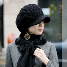 Зимова кепка (71 фото): жіночі хутряні моделі з козирком, бейсболки, з одворотом і вушками, в’язана, з нерпи та шкіри