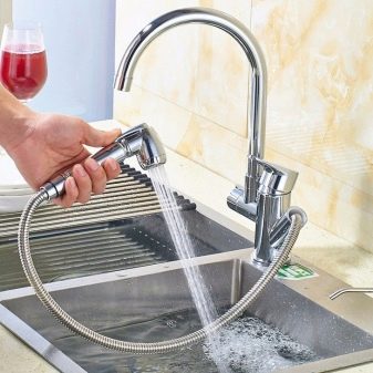 Змішувачі для кухні з висувною лійкою (42 фото): огляд кухонних змішувачів з витяжним виливом, кранів з довгим шлангом і душем