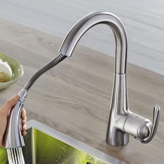 Змішувачі для кухні з висувною лійкою (42 фото): огляд кухонних змішувачів з витяжним виливом, кранів з довгим шлангом і душем