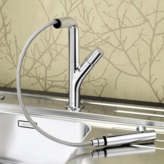 Змішувачі для кухні з висувною лійкою (42 фото): огляд кухонних змішувачів з витяжним виливом, кранів з довгим шлангом і душем