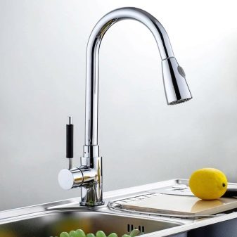 Змішувачі для кухні з висувною лійкою (42 фото): огляд кухонних змішувачів з витяжним виливом, кранів з довгим шлангом і душем