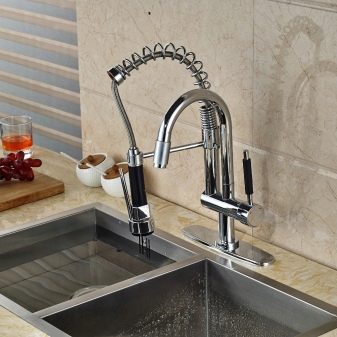 Змішувачі для кухні з висувною лійкою (42 фото): огляд кухонних змішувачів з витяжним виливом, кранів з довгим шлангом і душем