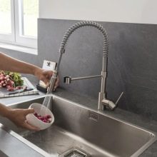 Змішувачі для кухні з висувною лійкою (42 фото): огляд кухонних змішувачів з витяжним виливом, кранів з довгим шлангом і душем