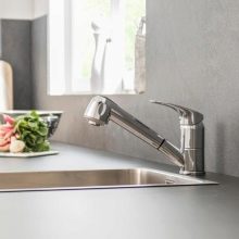 Змішувачі для кухні з висувною лійкою (42 фото): огляд кухонних змішувачів з витяжним виливом, кранів з довгим шлангом і душем