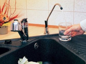 Змішувачі на кухню з фільтром для води (36 фото): вибираємо кухонні змішувачі 2 в 1 з краном для питної води та підключенням до фільтру, плюси і мінуси моделей з двома изливами