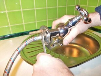 Змішувачі на кухню з фільтром для води (36 фото): вибираємо кухонні змішувачі 2 в 1 з краном для питної води та підключенням до фільтру, плюси і мінуси моделей з двома изливами