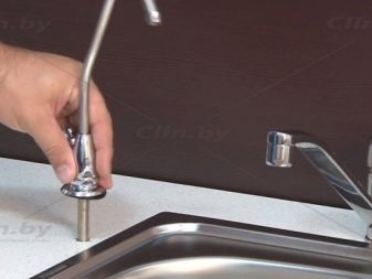 Змішувачі на кухню з фільтром для води (36 фото): вибираємо кухонні змішувачі 2 в 1 з краном для питної води та підключенням до фільтру, плюси і мінуси моделей з двома изливами