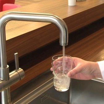 Змішувачі на кухню з фільтром для води (36 фото): вибираємо кухонні змішувачі 2 в 1 з краном для питної води та підключенням до фільтру, плюси і мінуси моделей з двома изливами