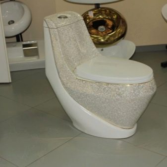 Золоті унітази (34 фото): як виглядає унітаз золотого кольору в інтер’єрі туалету? Підвісні та інші моделі з оздобленням діамантами та іншим декором